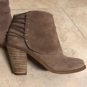 Like new Jessica Simpson taupe leather boot 6.5